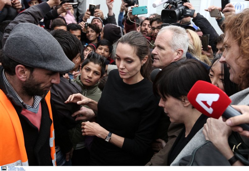 Ο εκνευρισμός της Τζολί στον Πειραιά: Παραλίγο να την ποδοπατήσουν -Το βραχιόλι που της χάρισε προσφυγόπουλο [εικόνες] | iefimerida.gr 7