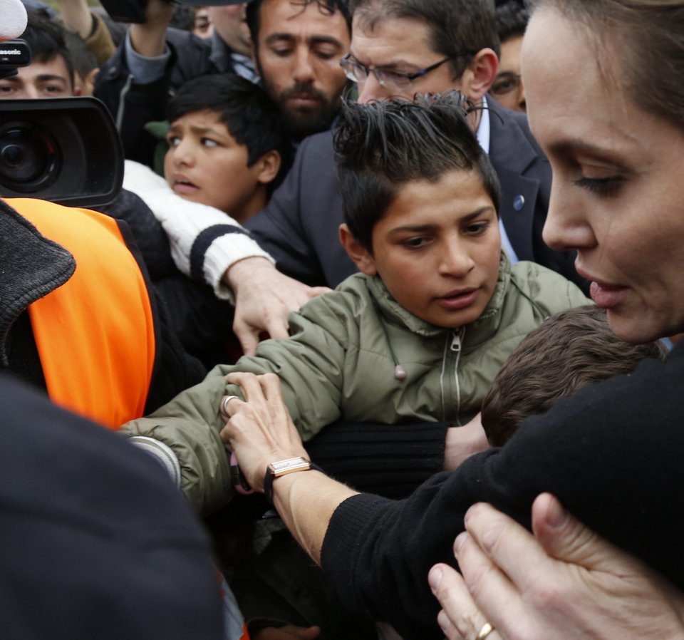 Ο εκνευρισμός της Τζολί στον Πειραιά: Παραλίγο να την ποδοπατήσουν -Το βραχιόλι που της χάρισε προσφυγόπουλο [εικόνες] | iefimerida.gr 22