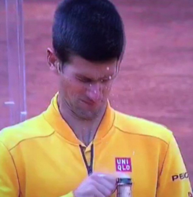 Ο Τζόκοβιτς κατάφερε το απίστευτο: Παραλίγο να βγάλει το μάτι του μόνος του, ανοίγοντας μια σαμπάνια [εικόνες & βίντεο] | iefimerida.gr 2