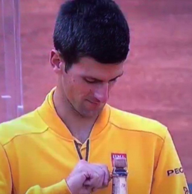 Ο Τζόκοβιτς κατάφερε το απίστευτο: Παραλίγο να βγάλει το μάτι του μόνος του, ανοίγοντας μια σαμπάνια [εικόνες & βίντεο] | iefimerida.gr 0