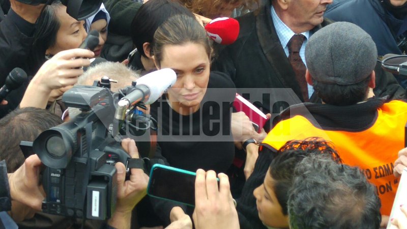 Πανζουρλισμός στο λιμάνι του Πειραιά λόγω Τζολί -Σκαρφάλωσαν σε δένδρα για να τη δουν [εικόνες] | iefimerida.gr 2