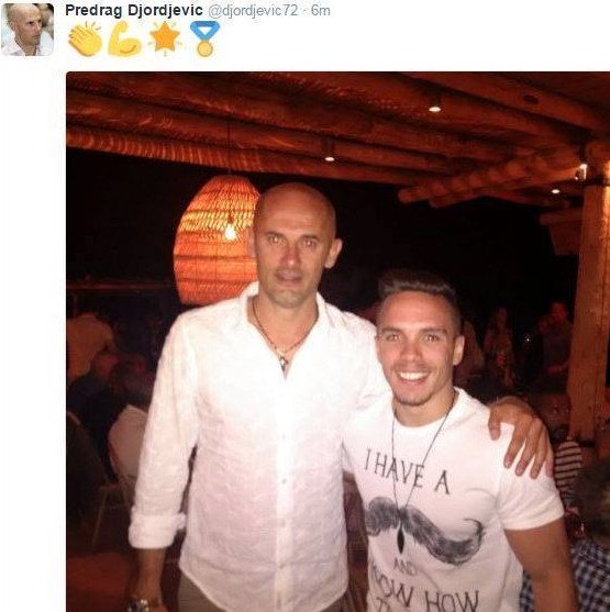 Ακόμα και στις διακοπές του ο Πετρούνιας κάνει γυμναστική -Η φιγούρα στην πισίνα [εικόνες] | iefimerida.gr 1