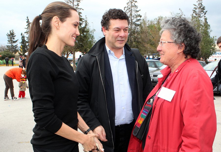 Πανζουρλισμός στο λιμάνι του Πειραιά λόγω Τζολί -Σκαρφάλωσαν σε δένδρα για να τη δουν [εικόνες] | iefimerida.gr 6