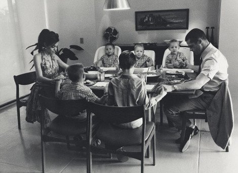 «Στο σφυρί» η άγνωστη φωτογραφία της Τζολί με άλογο να φιλά το γυμνό της στήθος [εικόνες] | iefimerida.gr 1