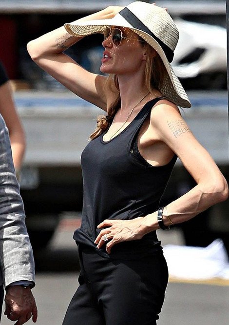 Ξανά στο χειρουργείο η Τζολί -Τι την κάνει να αισθάνεται «φρικιό» και θέλει να το διορθώσει [εικόνες] | iefimerida.gr 0