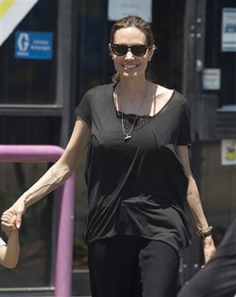 Ξανά στο χειρουργείο η Τζολί -Τι την κάνει να αισθάνεται «φρικιό» και θέλει να το διορθώσει [εικόνες] | iefimerida.gr 3