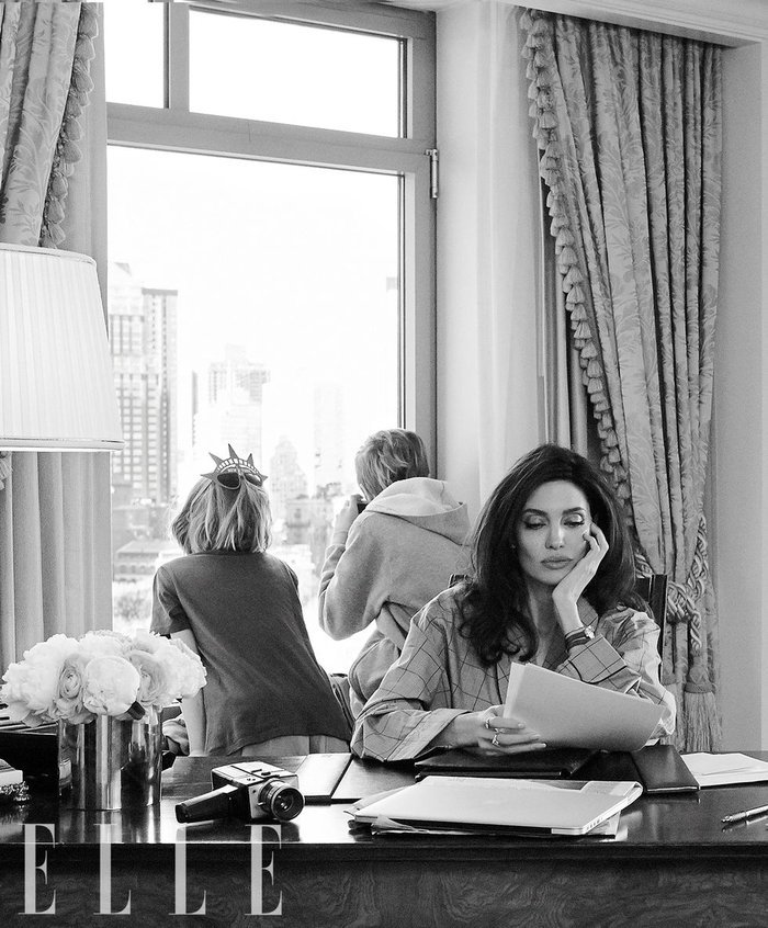 Πού το πάει η Τζολί; Φωτογραφήθηκε με τις κόρες της σαν... Αμερικανή πρόεδρος [εικόνες] | iefimerida.gr 2