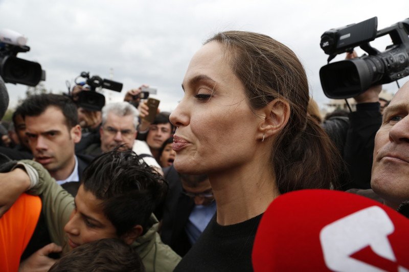 Ο εκνευρισμός της Τζολί στον Πειραιά: Παραλίγο να την ποδοπατήσουν -Το βραχιόλι που της χάρισε προσφυγόπουλο [εικόνες] | iefimerida.gr 1