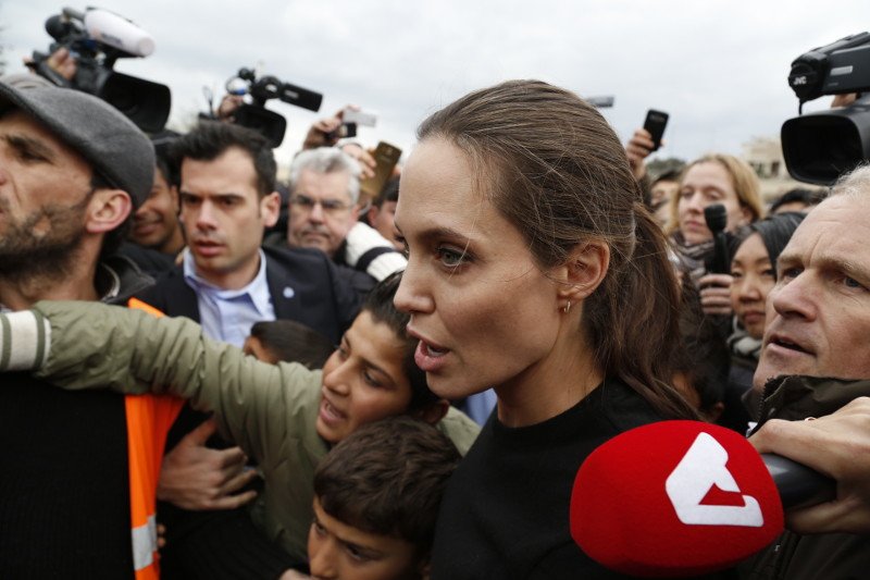 Ο εκνευρισμός της Τζολί στον Πειραιά: Παραλίγο να την ποδοπατήσουν -Το βραχιόλι που της χάρισε προσφυγόπουλο [εικόνες] | iefimerida.gr 2