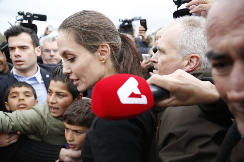 Ο εκνευρισμός της Τζολί στον Πειραιά: Παραλίγο να την ποδοπατήσουν -Το βραχιόλι που της χάρισε προσφυγόπουλο [εικόνες] | iefimerida.gr 3