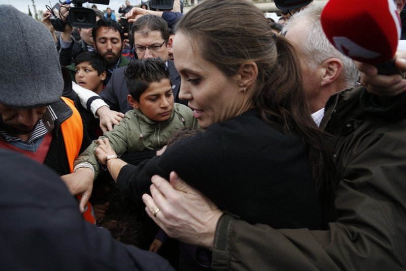 Ντυμένη στα μαύρα η Τζολί, δίπλα της ο φύλακας άγγελός της [εικόνες] | iefimerida.gr 7