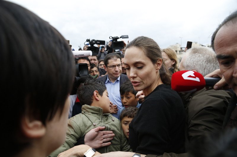 Ο εκνευρισμός της Τζολί στον Πειραιά: Παραλίγο να την ποδοπατήσουν -Το βραχιόλι που της χάρισε προσφυγόπουλο [εικόνες] | iefimerida.gr 5