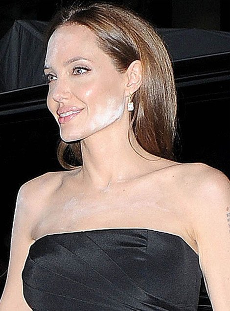 Τι συνέβη στην Αντζελίνα Τζολί και έμοιαζε σαν να την έχουν αλευρώσει [εικόνες] | iefimerida.gr 14