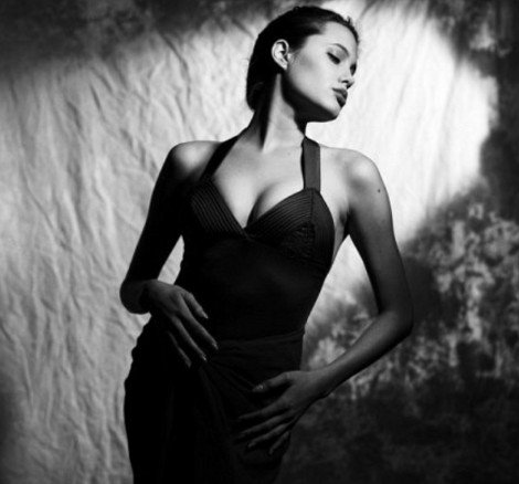 Στο φως η αισθησιακή φωτογράφιση με εσώρουχα της Τζολί στα 16 της [εικόνες] | iefimerida.gr 0