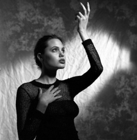 Στο φως η αισθησιακή φωτογράφιση με εσώρουχα της Τζολί στα 16 της [εικόνες] | iefimerida.gr 1