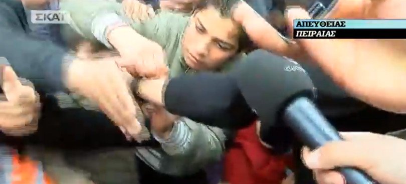 Ο εκνευρισμός της Τζολί στον Πειραιά: Παραλίγο να την ποδοπατήσουν -Το βραχιόλι που της χάρισε προσφυγόπουλο [εικόνες] | iefimerida.gr 8