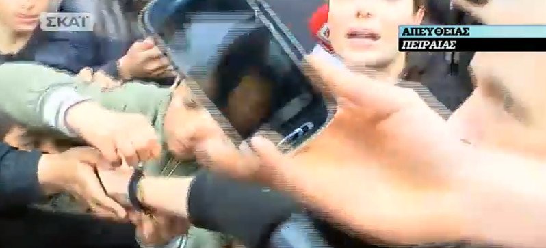 Ο εκνευρισμός της Τζολί στον Πειραιά: Παραλίγο να την ποδοπατήσουν -Το βραχιόλι που της χάρισε προσφυγόπουλο [εικόνες] | iefimerida.gr 18