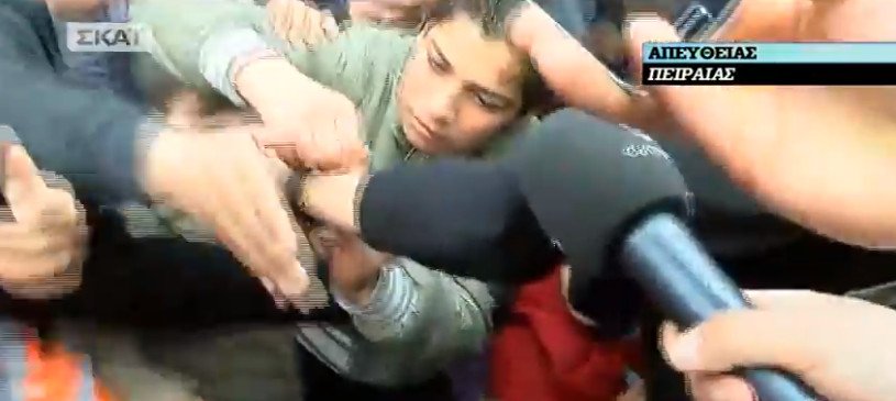 Ο εκνευρισμός της Τζολί στον Πειραιά: Παραλίγο να την ποδοπατήσουν -Το βραχιόλι που της χάρισε προσφυγόπουλο [εικόνες] | iefimerida.gr 19