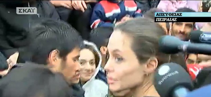 Ο εκνευρισμός της Τζολί στον Πειραιά: Παραλίγο να την ποδοπατήσουν -Το βραχιόλι που της χάρισε προσφυγόπουλο [εικόνες] | iefimerida.gr 20