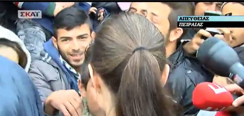 Ο εκνευρισμός της Τζολί στον Πειραιά: Παραλίγο να την ποδοπατήσουν -Το βραχιόλι που της χάρισε προσφυγόπουλο [εικόνες] | iefimerida.gr 21