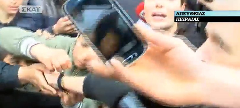 Ο εκνευρισμός της Τζολί στον Πειραιά: Παραλίγο να την ποδοπατήσουν -Το βραχιόλι που της χάρισε προσφυγόπουλο [εικόνες] | iefimerida.gr 9