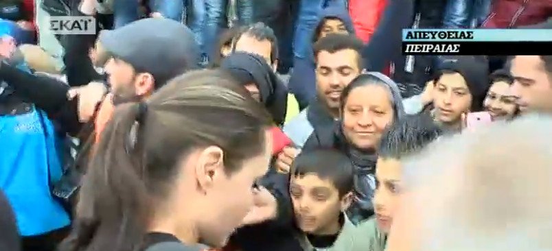 Ο εκνευρισμός της Τζολί στον Πειραιά: Παραλίγο να την ποδοπατήσουν -Το βραχιόλι που της χάρισε προσφυγόπουλο [εικόνες] | iefimerida.gr 11