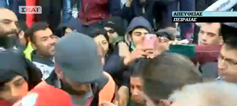 Ο εκνευρισμός της Τζολί στον Πειραιά: Παραλίγο να την ποδοπατήσουν -Το βραχιόλι που της χάρισε προσφυγόπουλο [εικόνες] | iefimerida.gr 10