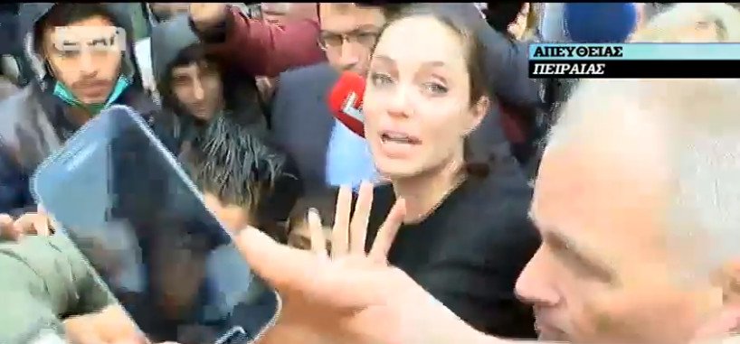 Ο εκνευρισμός της Τζολί στον Πειραιά: Παραλίγο να την ποδοπατήσουν -Το βραχιόλι που της χάρισε προσφυγόπουλο [εικόνες] | iefimerida.gr 12