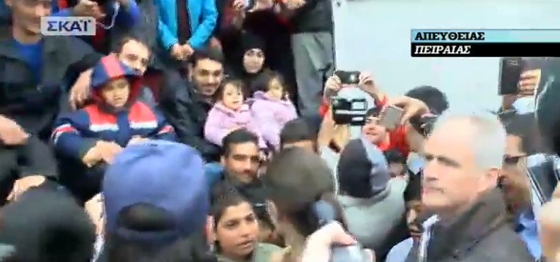 Ο εκνευρισμός της Τζολί στον Πειραιά: Παραλίγο να την ποδοπατήσουν -Το βραχιόλι που της χάρισε προσφυγόπουλο [εικόνες] | iefimerida.gr 13