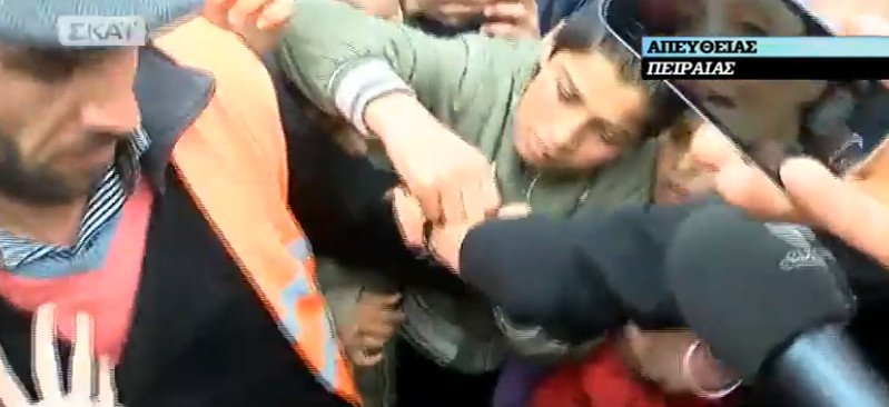 Ο εκνευρισμός της Τζολί στον Πειραιά: Παραλίγο να την ποδοπατήσουν -Το βραχιόλι που της χάρισε προσφυγόπουλο [εικόνες] | iefimerida.gr 14