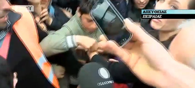 Ο εκνευρισμός της Τζολί στον Πειραιά: Παραλίγο να την ποδοπατήσουν -Το βραχιόλι που της χάρισε προσφυγόπουλο [εικόνες] | iefimerida.gr 15