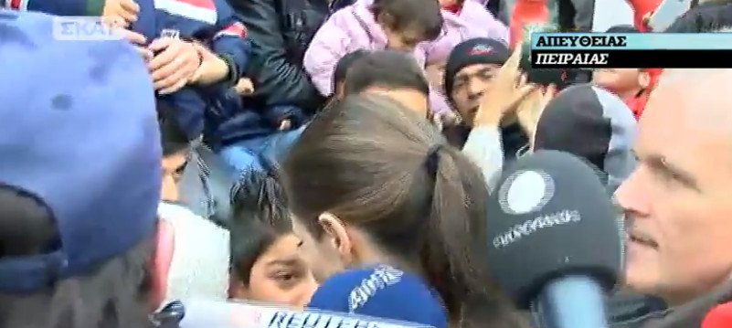 Ο εκνευρισμός της Τζολί στον Πειραιά: Παραλίγο να την ποδοπατήσουν -Το βραχιόλι που της χάρισε προσφυγόπουλο [εικόνες] | iefimerida.gr 16