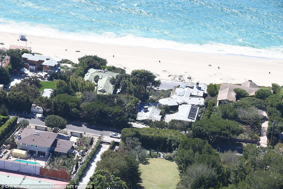 Η πολυτελής έπαυλη που νοίκιασε η Τζολί μετά το διαζύγιο με τον Μπραντ Πιτ -Πόσο κοστίζει [εικόνες] | iefimerida.gr 1