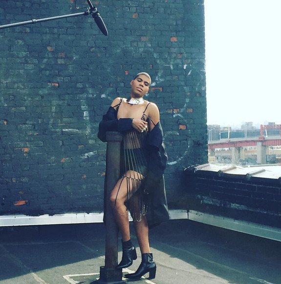 Ο 24χρονος γιος του Μάτζικ Τζόνσον με μίνι, καυτά σορτς και ψηλοτάκουνα [εικόνες] | iefimerida.gr 1