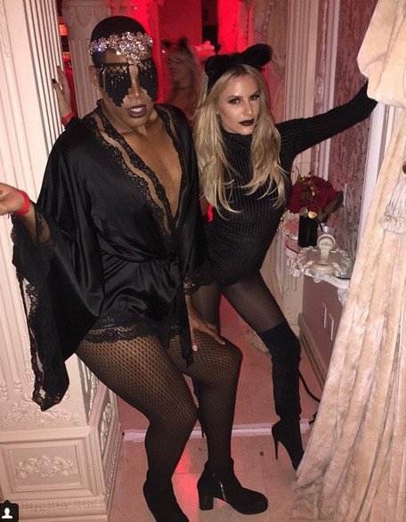 Ο 24χρονος γιος του Μάτζικ Τζόνσον με μίνι, καυτά σορτς και ψηλοτάκουνα [εικόνες] | iefimerida.gr 5