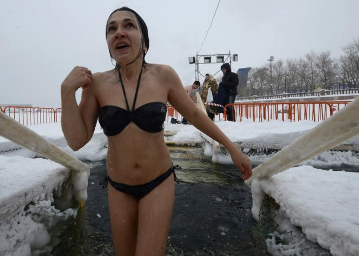 Θεοφάνεια στους -8 βαθμούς: 90.000 Μοσχοβίτες βούτηξαν στα παγωμένα νερά της πρωτεύουσας [εικόνες]  | iefimerida.gr 0