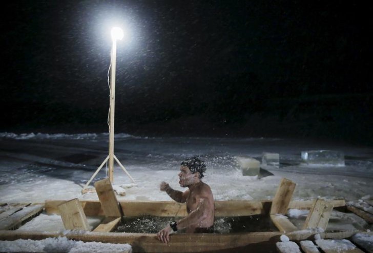 Θεοφάνεια στους -8 βαθμούς: 90.000 Μοσχοβίτες βούτηξαν στα παγωμένα νερά της πρωτεύουσας [εικόνες]  | iefimerida.gr 3