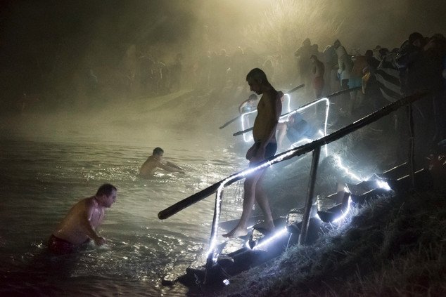 Θεοφάνεια στους -8 βαθμούς: 90.000 Μοσχοβίτες βούτηξαν στα παγωμένα νερά της πρωτεύουσας [εικόνες]  | iefimerida.gr 8