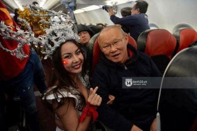 Σάλος στο Βιετνάμ με αεροπορική εταιρεία που έστειλε μοντέλα με μπικίνι να συνοδέψουν την εθνική ομάδα ποδοσφαίρου [βίντεο]  | iefimerida.gr 1