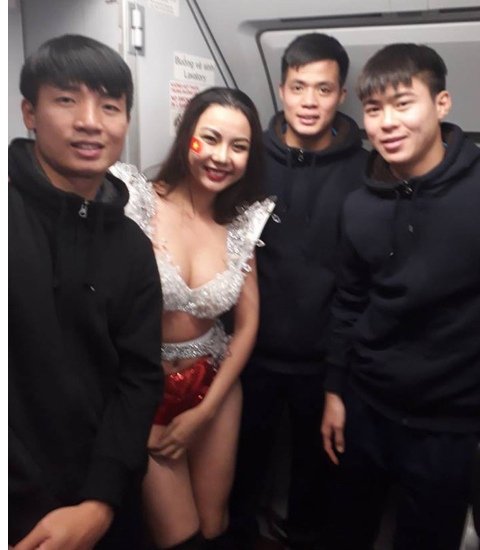 Σάλος στο Βιετνάμ με αεροπορική εταιρεία που έστειλε μοντέλα με μπικίνι να συνοδέψουν την εθνική ομάδα ποδοσφαίρου [βίντεο]  | iefimerida.gr 2