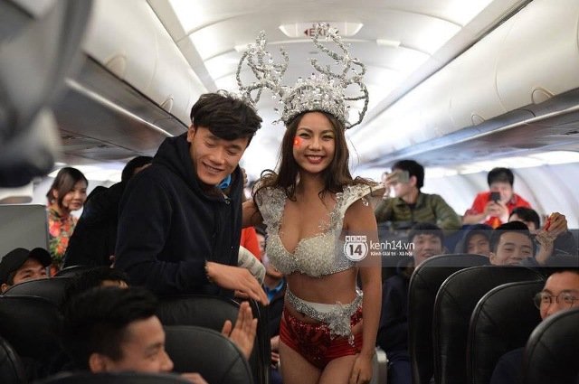 Σάλος στο Βιετνάμ με αεροπορική εταιρεία που έστειλε μοντέλα με μπικίνι να συνοδέψουν την εθνική ομάδα ποδοσφαίρου [βίντεο]  | iefimerida.gr 3