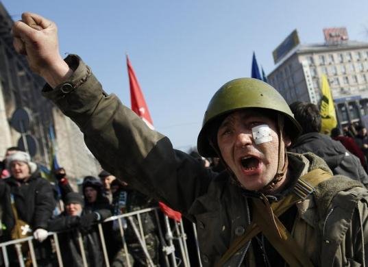 Ο Γιανουκόβιτς υπογράφει συμφωνία, το πλήθος φωνάζει «Παραιτήσου!» | iefimerida.gr 2
