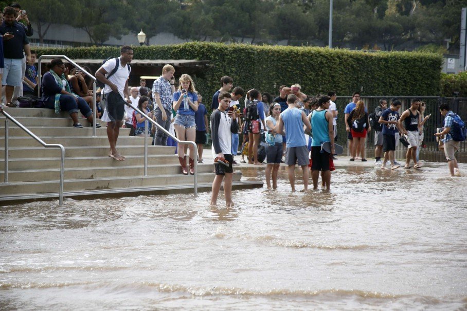 Το διάσημο Πανεπιστήμιο UCLA έγινε μία απέραντη πισίνα -Φοιτητές δεν έχασαν ευκαιρία και βγήκαν με μαγιό και σανίδες [εικόνες&βίντεο] | iefimerida.gr 1