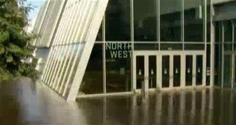 Το διάσημο Πανεπιστήμιο UCLA έγινε μία απέραντη πισίνα -Φοιτητές δεν έχασαν ευκαιρία και βγήκαν με μαγιό και σανίδες [εικόνες&βίντεο] | iefimerida.gr 6