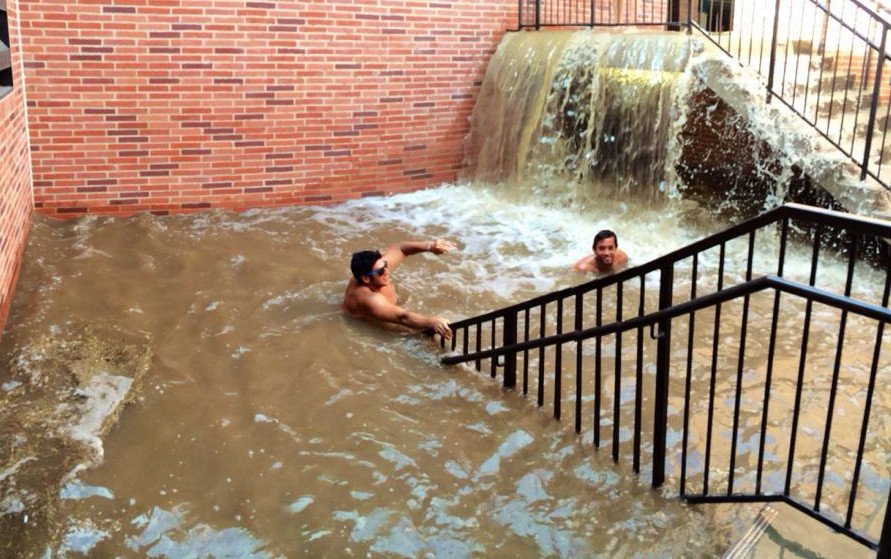Το διάσημο Πανεπιστήμιο UCLA έγινε μία απέραντη πισίνα -Φοιτητές δεν έχασαν ευκαιρία και βγήκαν με μαγιό και σανίδες [εικόνες&βίντεο] | iefimerida.gr 8