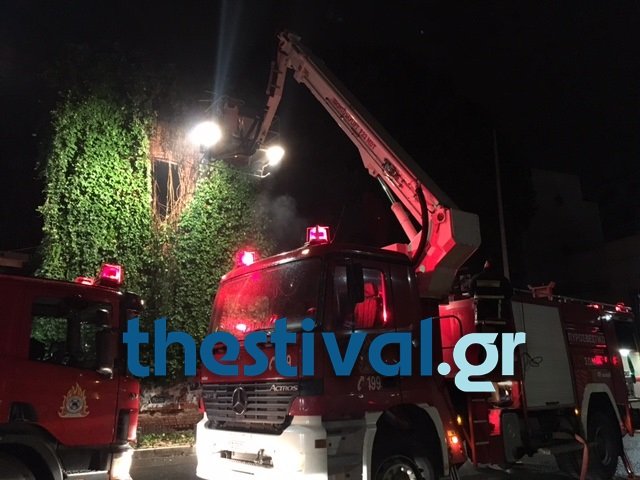 Φωτιές στη Θεσσαλονίκη τα ξημερώματα της Κυριακής -Κάηκαν ολοσχερώς δύο αυτοκίνητα και ο «κόκκινος πύργος» [εικόνες] | iefimerida.gr 1