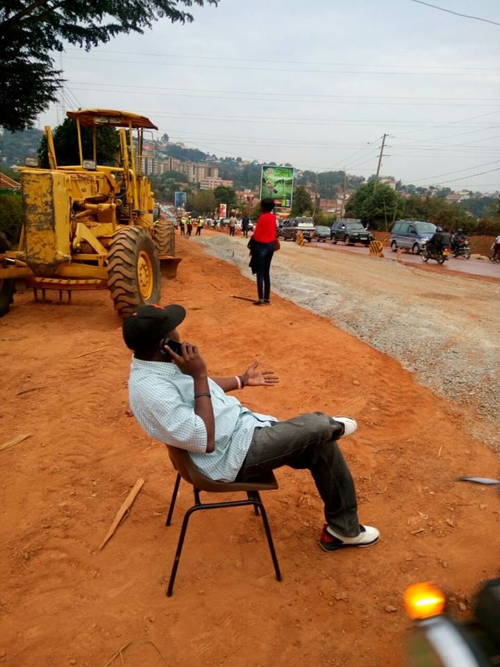 Ο πρόεδρος της Ουγκάντας τηλεφωνεί στη μέση του δρόμου -Εγραψε ιστορία [εικόνες] | iefimerida.gr 4