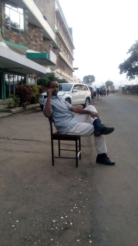 Ο πρόεδρος της Ουγκάντας τηλεφωνεί στη μέση του δρόμου -Εγραψε ιστορία [εικόνες] | iefimerida.gr 5