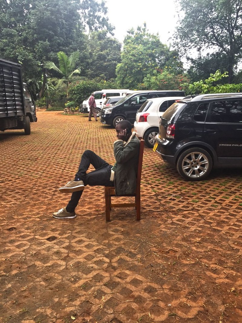 Ο πρόεδρος της Ουγκάντας τηλεφωνεί στη μέση του δρόμου -Εγραψε ιστορία [εικόνες] | iefimerida.gr 6