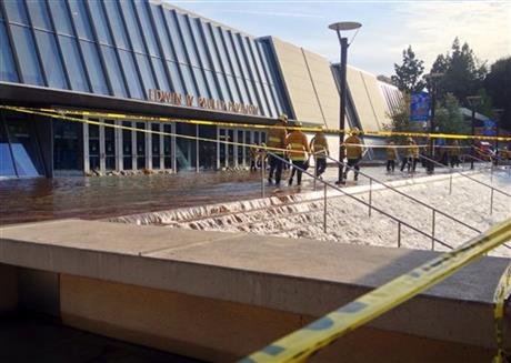 Το διάσημο Πανεπιστήμιο UCLA έγινε μία απέραντη πισίνα -Φοιτητές δεν έχασαν ευκαιρία και βγήκαν με μαγιό και σανίδες [εικόνες&βίντεο] | iefimerida.gr 9